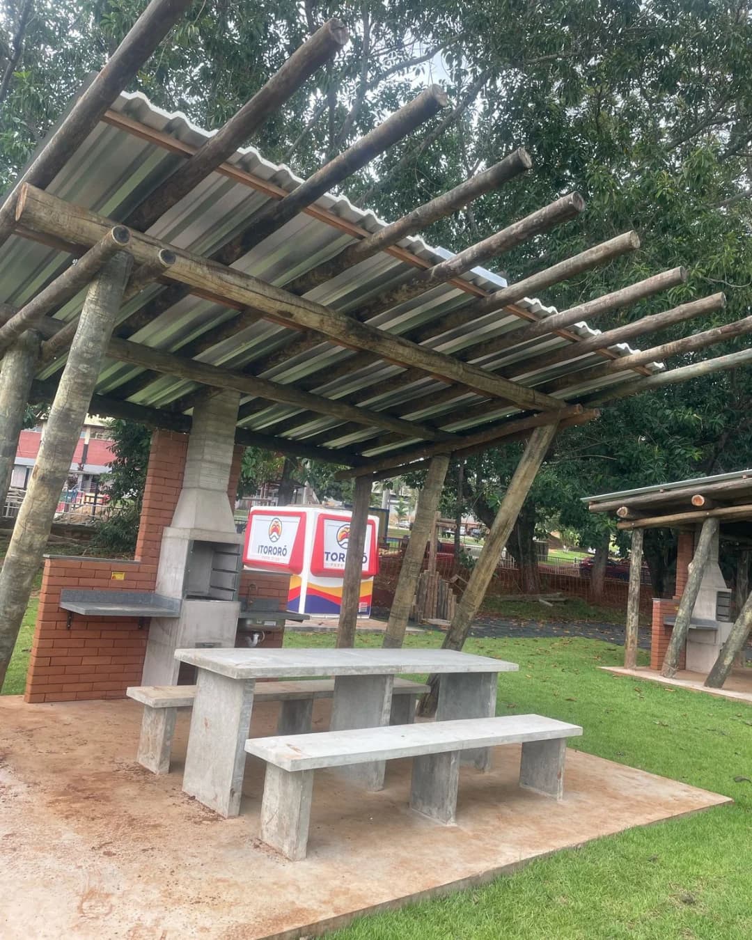 Quiosque coberto com churrasqueira e mesas de concreto no Itororó Park Club
