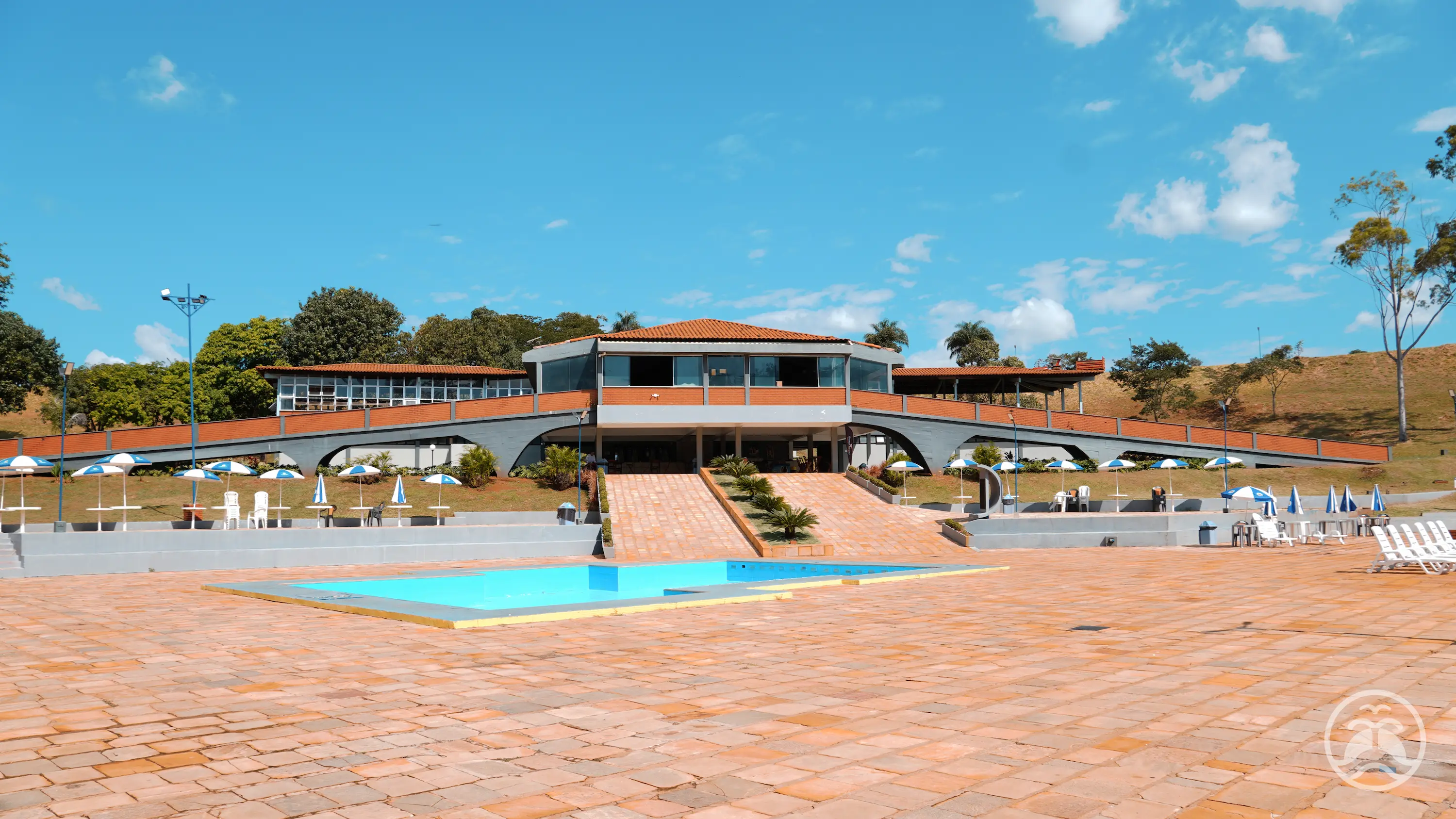 Mirante e restaurante integrados à área da piscina olímpica do clube.