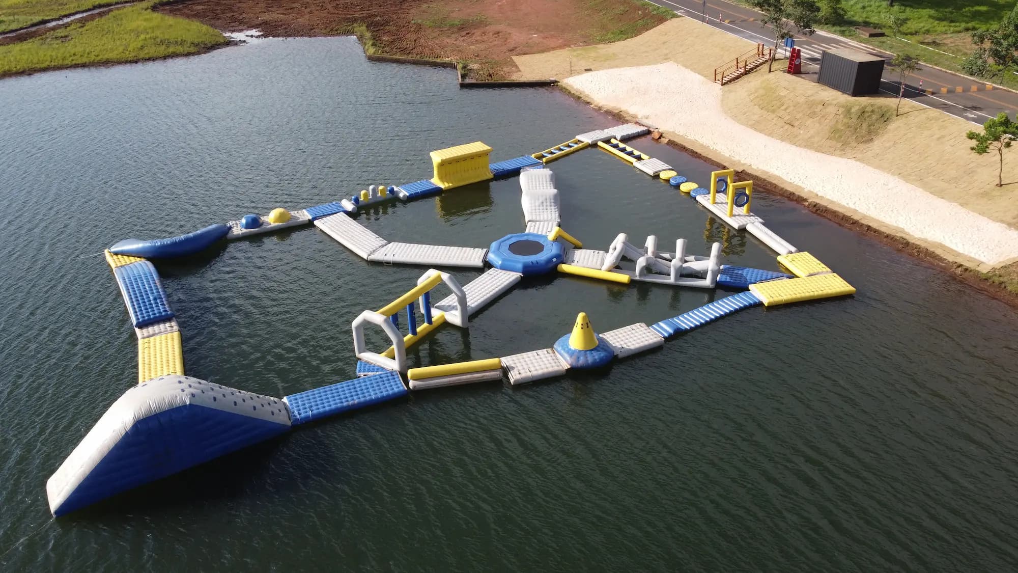 Parque inflável do clube montado sobre a água