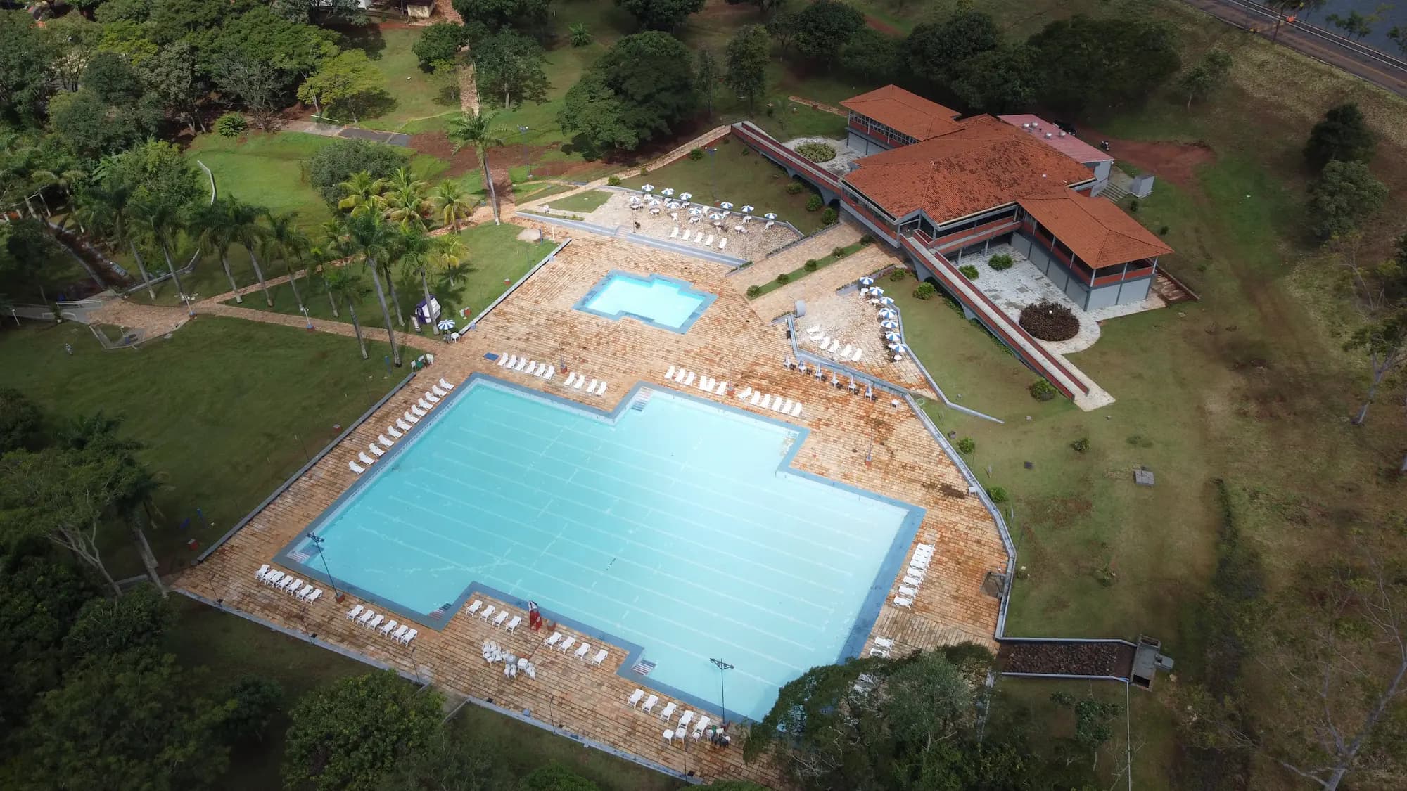 Piscina olímpica do clube em vista aérea