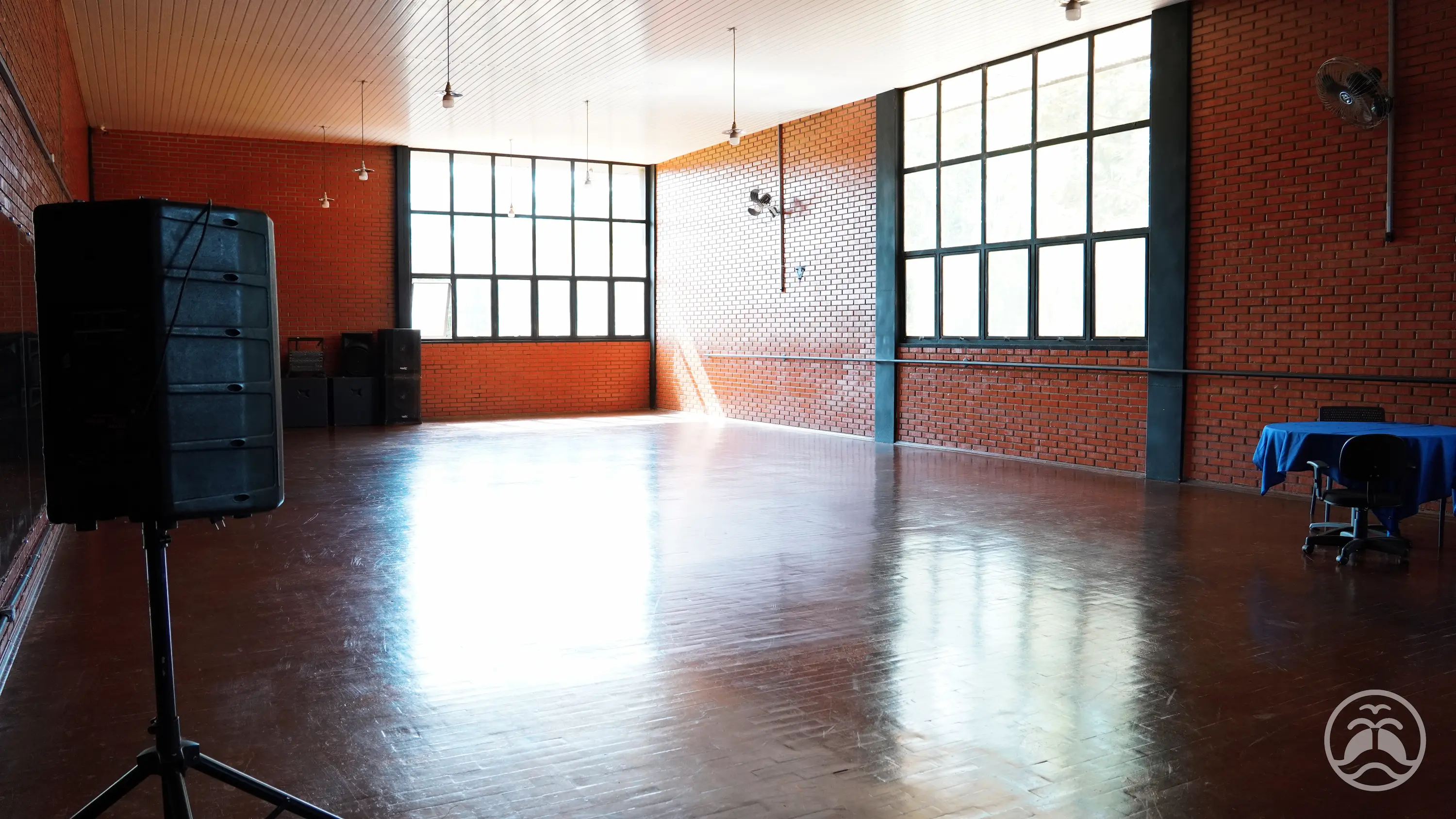 Salão de dança do Itororó Park Club com piso de madeira, janelas amplas e espaço livre para atividades
