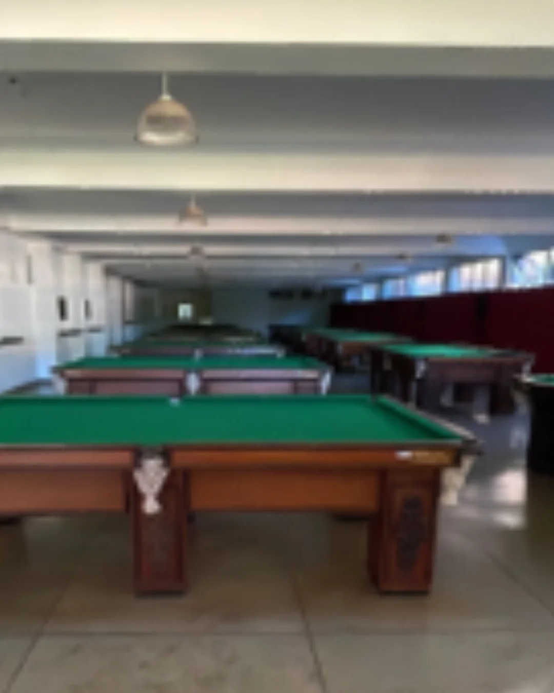 Mesas de sinuca no salão de jogos do Itororó Park Club