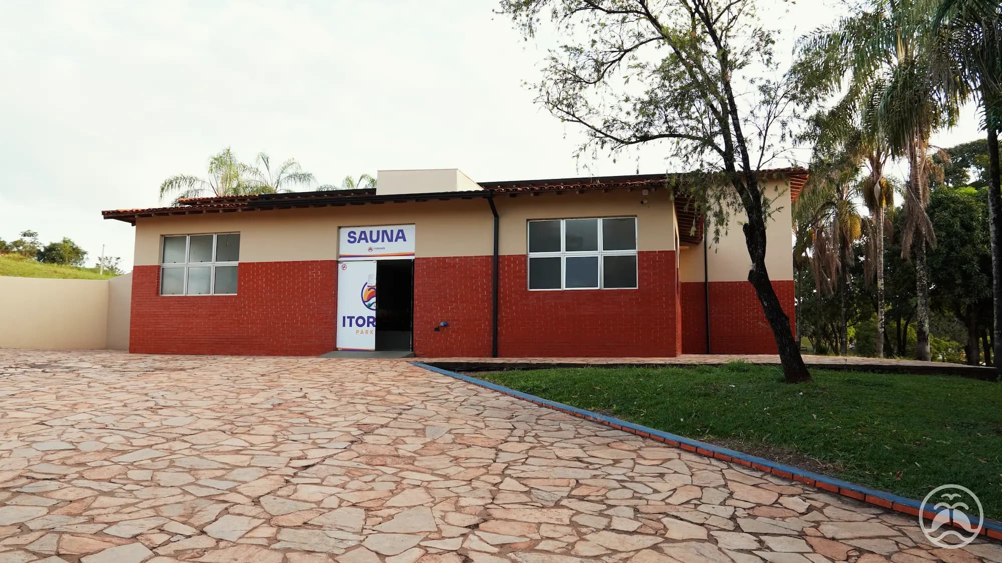 Fachada da sauna do Itororó Park Club cercada por área verde