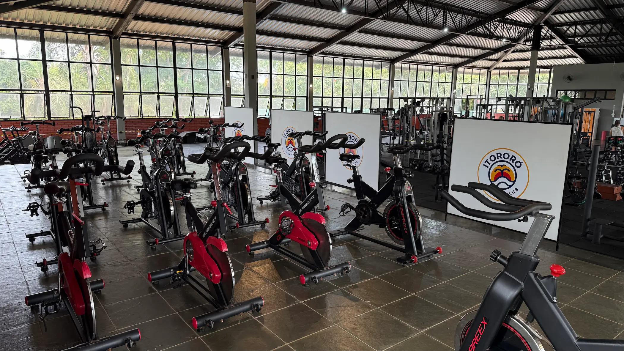 Academia do Itororó Park Club com bicicletas de spinning e área de treino
