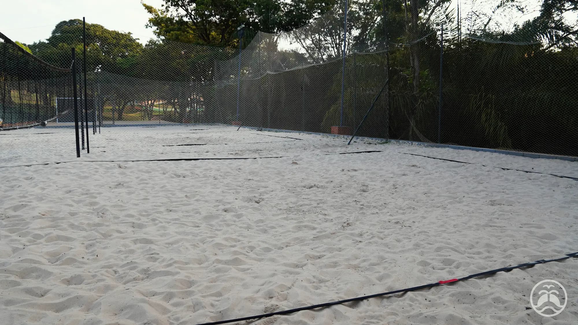 Quadras de areia do Itororó Park Club com a área aquática ao fundo